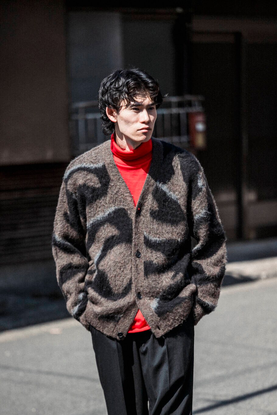 レッド系のTシャツ/カットソー、ブラウン系のカーディガン/ボレロを着用したメンズの秋コーディネートの2枚目の写真