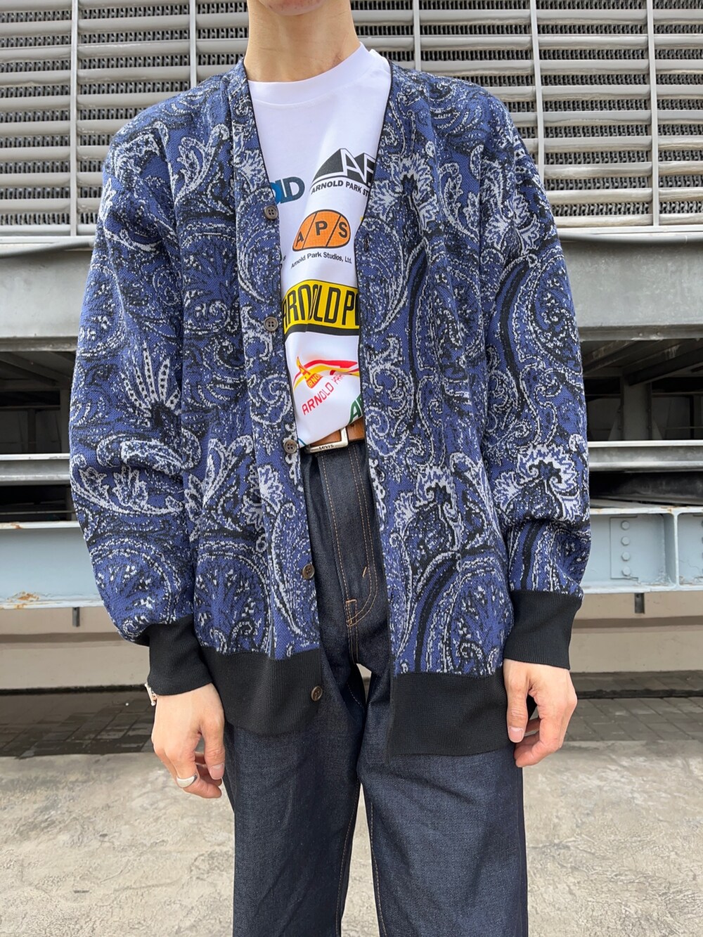 その他のカーディガン/ボレロ、ブルー系のデニムパンツ、ブラック系のブーツを着用したメンズの冬コーディネートの2枚目の写真