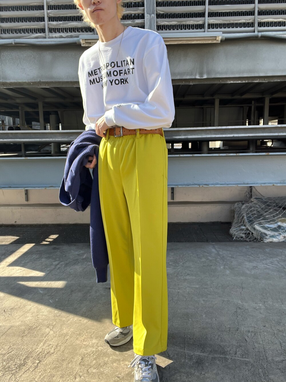 グリーン系のその他パンツ、ホワイト系のスウェット、ブルー系のカーディガン/ボレロを着用したメンズの冬コーディネートの5枚目の写真