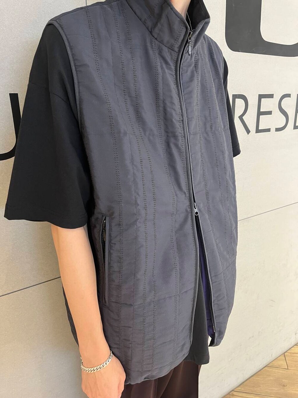 ブラック系のTシャツ/カットソー、ブラック系のスニーカー、ブラック系のテーラードジャケットを着用したメンズの夏コーディネートの2枚目の写真