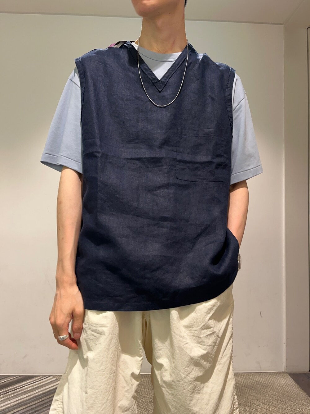 ブルー系のTシャツ/カットソー、ブラウン系のベスト、ベージュ系のその他パンツを着用したメンズの夏コーディネートの2枚目の写真