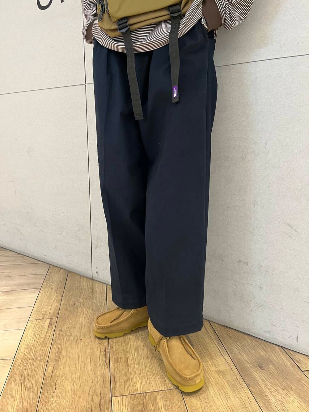 ブルー系のその他パンツ、その他のTシャツ/カットソー、ブラウン系のその他シューズを着用したメンズの夏コーディネートの3枚目の写真