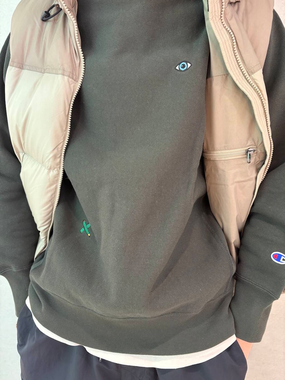 グレー系のダウンベスト、ブラック系のその他パンツ、ブラック系のスウェットを着用したメンズの冬コーディネートの2枚目の写真