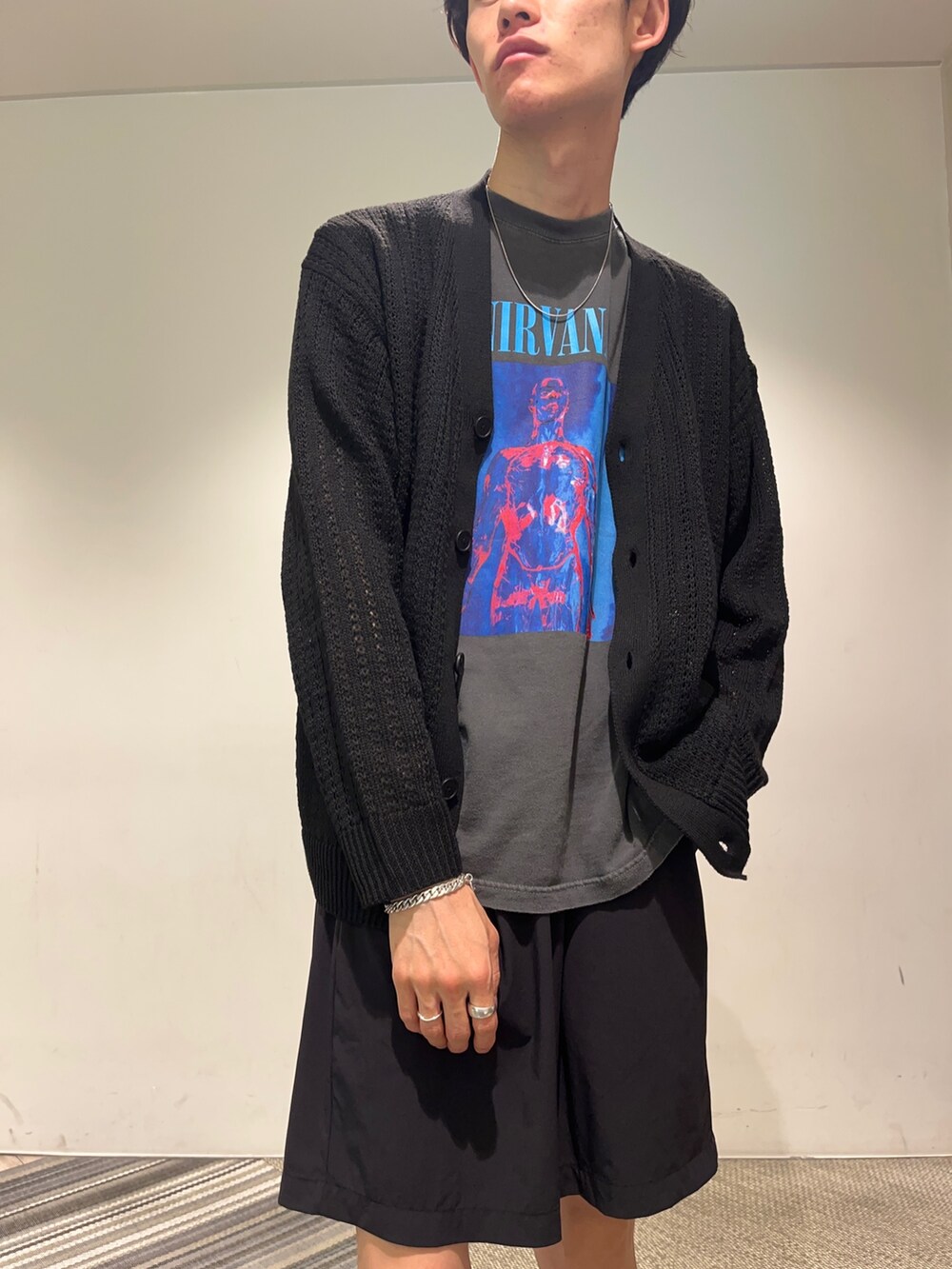 ブラック系のTシャツ/カットソー、ブラック系のカーディガン/ボレロ、ブラック系のその他パンツを着用したメンズの夏コーディネートの2枚目の写真