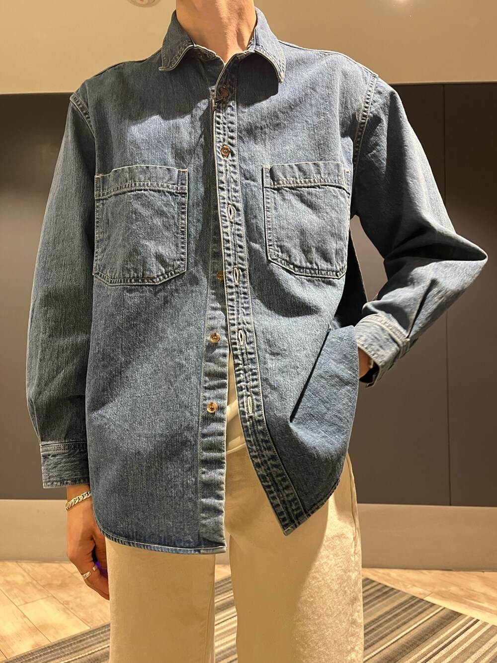 ブルー系のシャツ/ブラウス、ホワイト系のデニムパンツ、ブラウン系のモカシン/デッキシューズを着用したメンズの春コーディネートの2枚目の写真