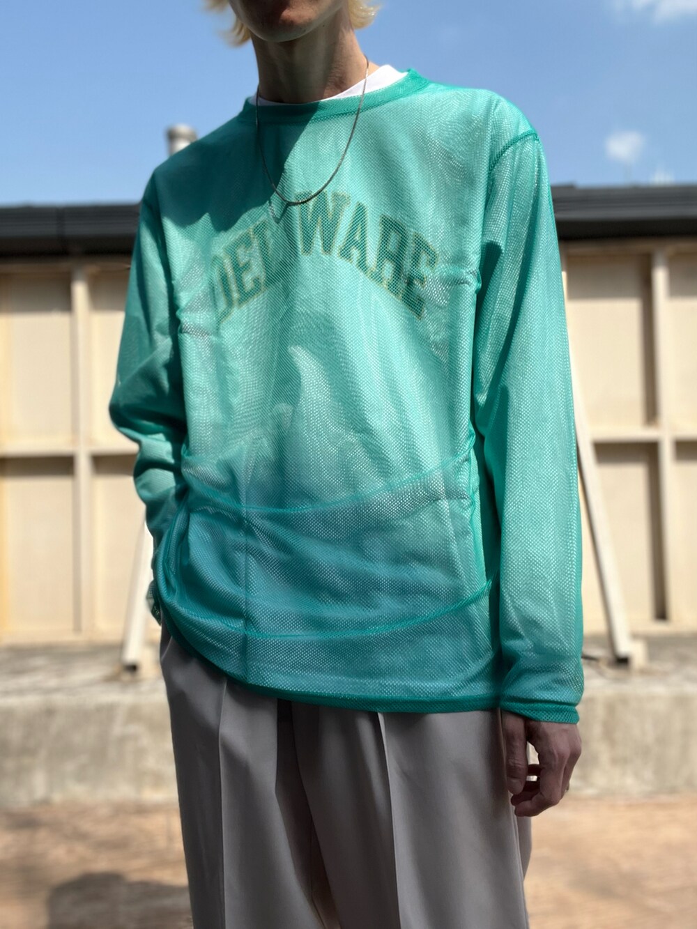 グレー系のその他パンツ、ブルー系のTシャツ/カットソー、ホワイト系のトップスを着用したメンズの春コーディネートの2枚目の写真