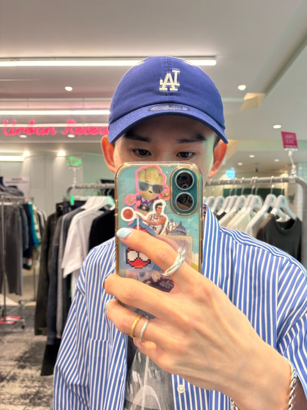 その他のシャツ/ブラウス、グレー系のその他パンツ、その他のTシャツ/カットソーを着用したメンズの夏コーディネートの4枚目の写真