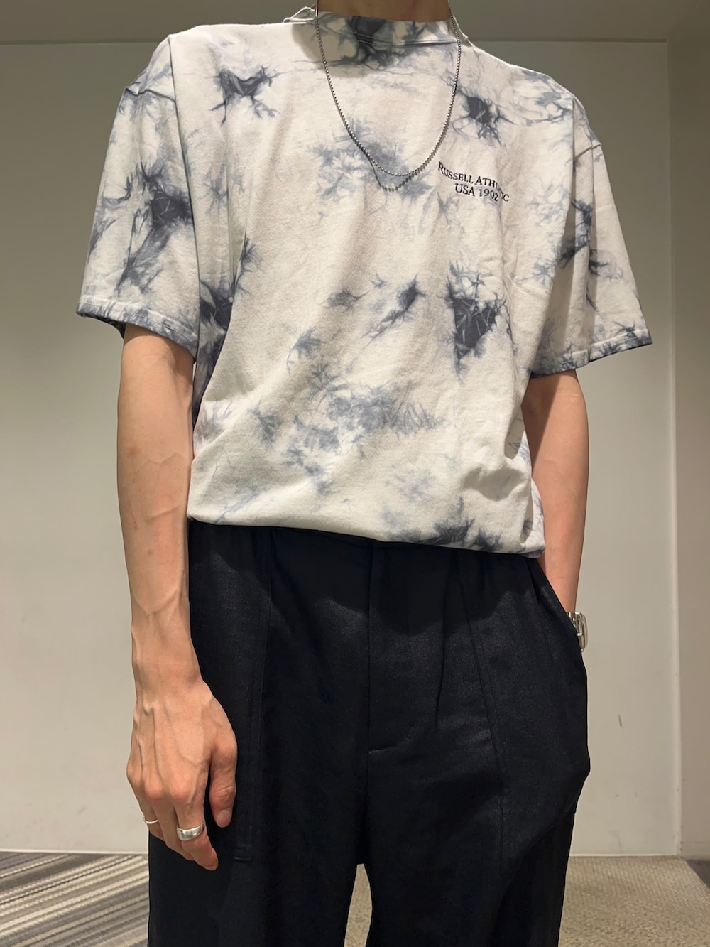 ブルー系のその他パンツ、ブラック系のサンダル、ブラック系のTシャツ/カットソーを着用したメンズの夏コーディネートの2枚目の写真