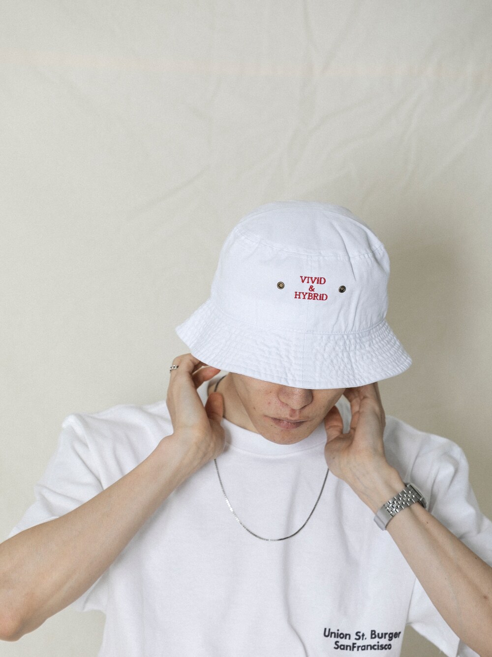 ホワイト系のTシャツ/カットソー、パープル系のその他パンツ、ホワイト系のハットを着用したメンズの夏コーディネートの4枚目の写真