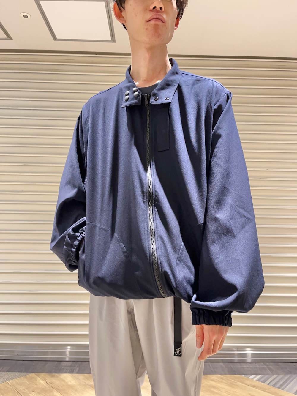 ブルー系のジャケット/アウター、グレー系のその他パンツを着用したメンズの春コーディネートの2枚目の写真