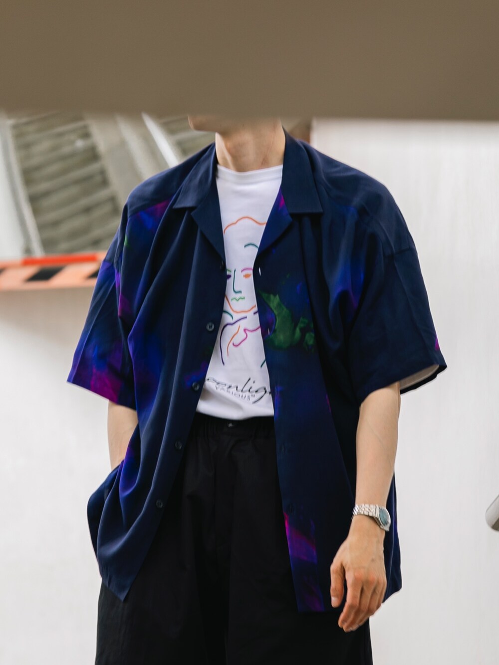 ホワイト系のTシャツ/カットソー、ブラック系のシャツ/ブラウスを着用したメンズの夏コーディネートの2枚目の写真