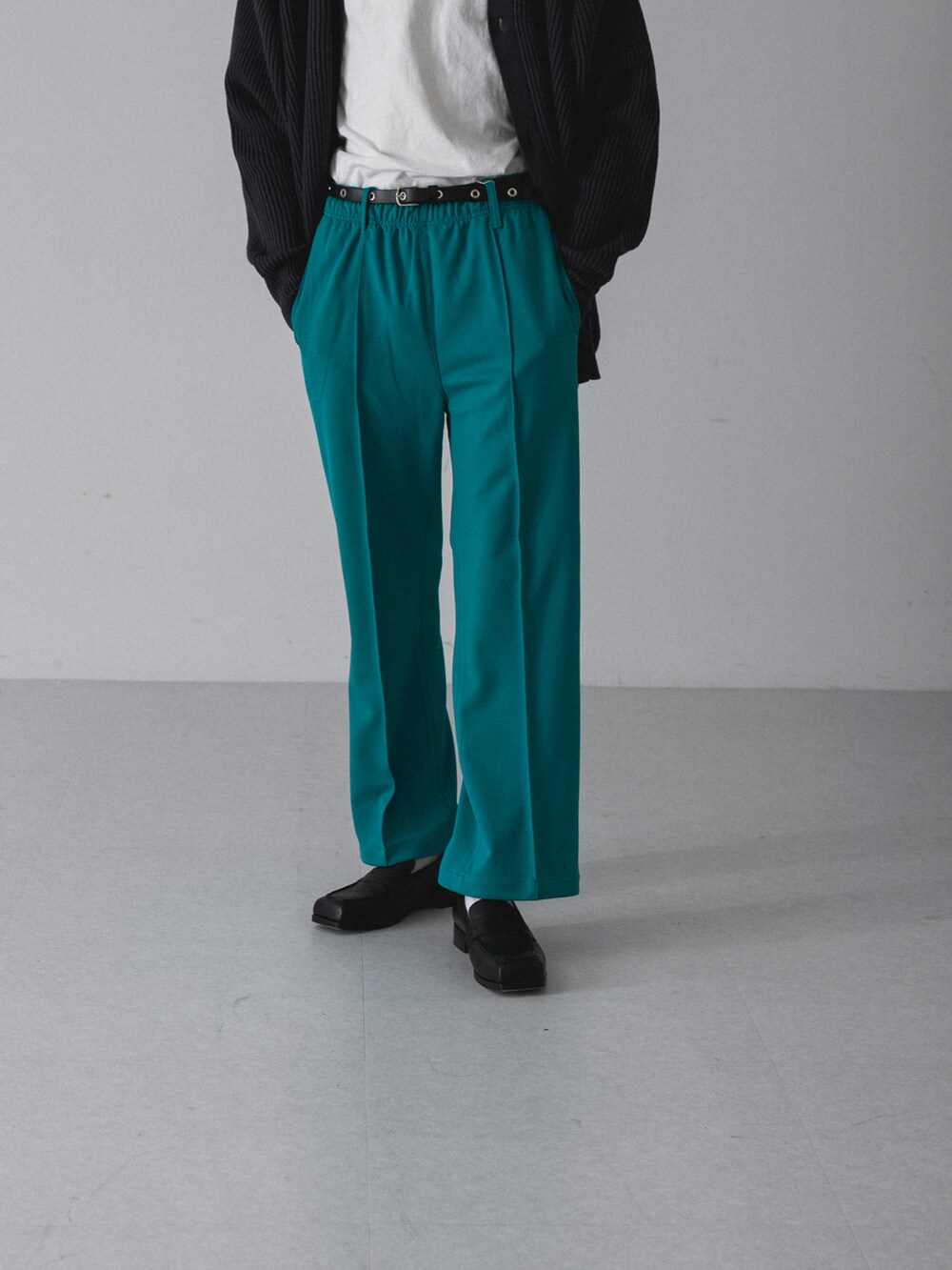 グレー系のその他パンツ、グレー系のカーディガン/ボレロを着用したメンズの夏コーディネートの2枚目の写真