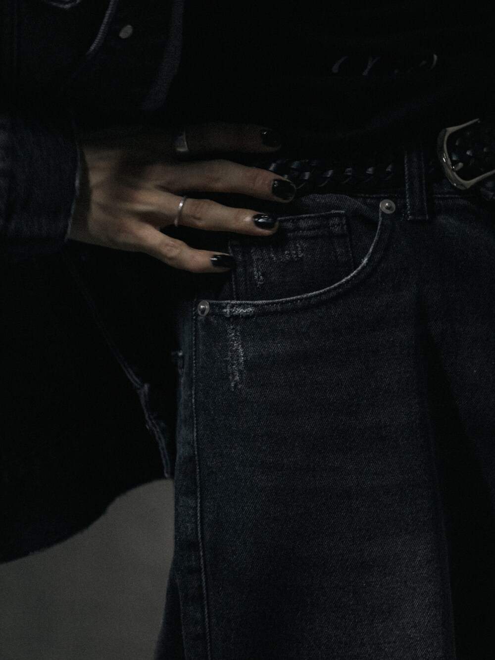 ブラック系のデニムパンツ、ホワイト系のTシャツ/カットソー、ブラック系のデニムジャケットを着用したメンズの秋コーディネートの3枚目の写真