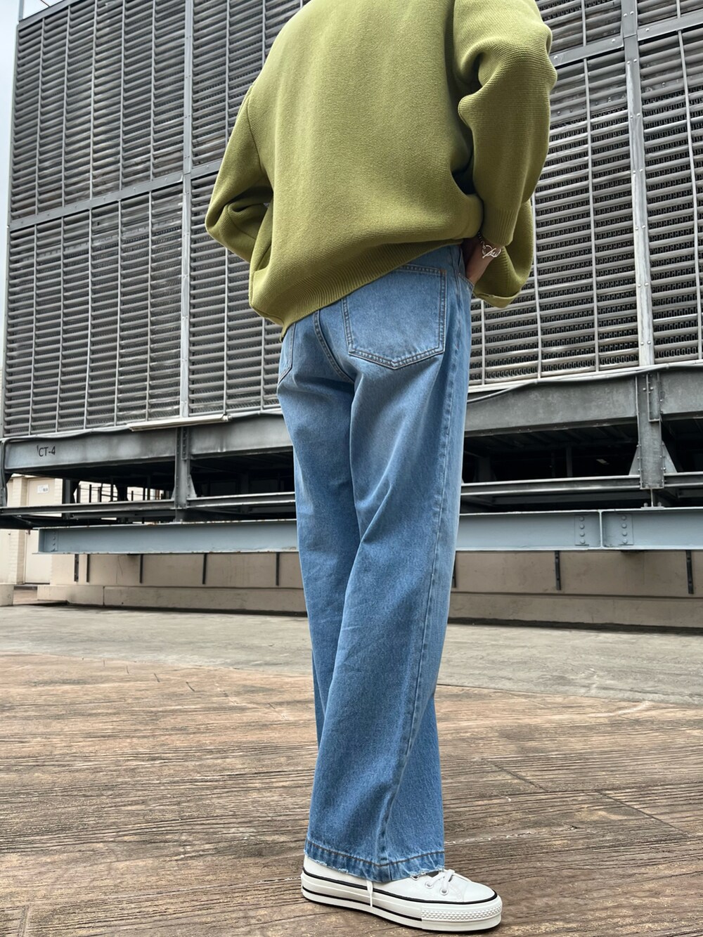 ブルー系のデニムパンツ、ブルー系のTシャツ/カットソー、イエロー系のカーディガン/ボレロを着用したメンズの冬コーディネートの5枚目の写真