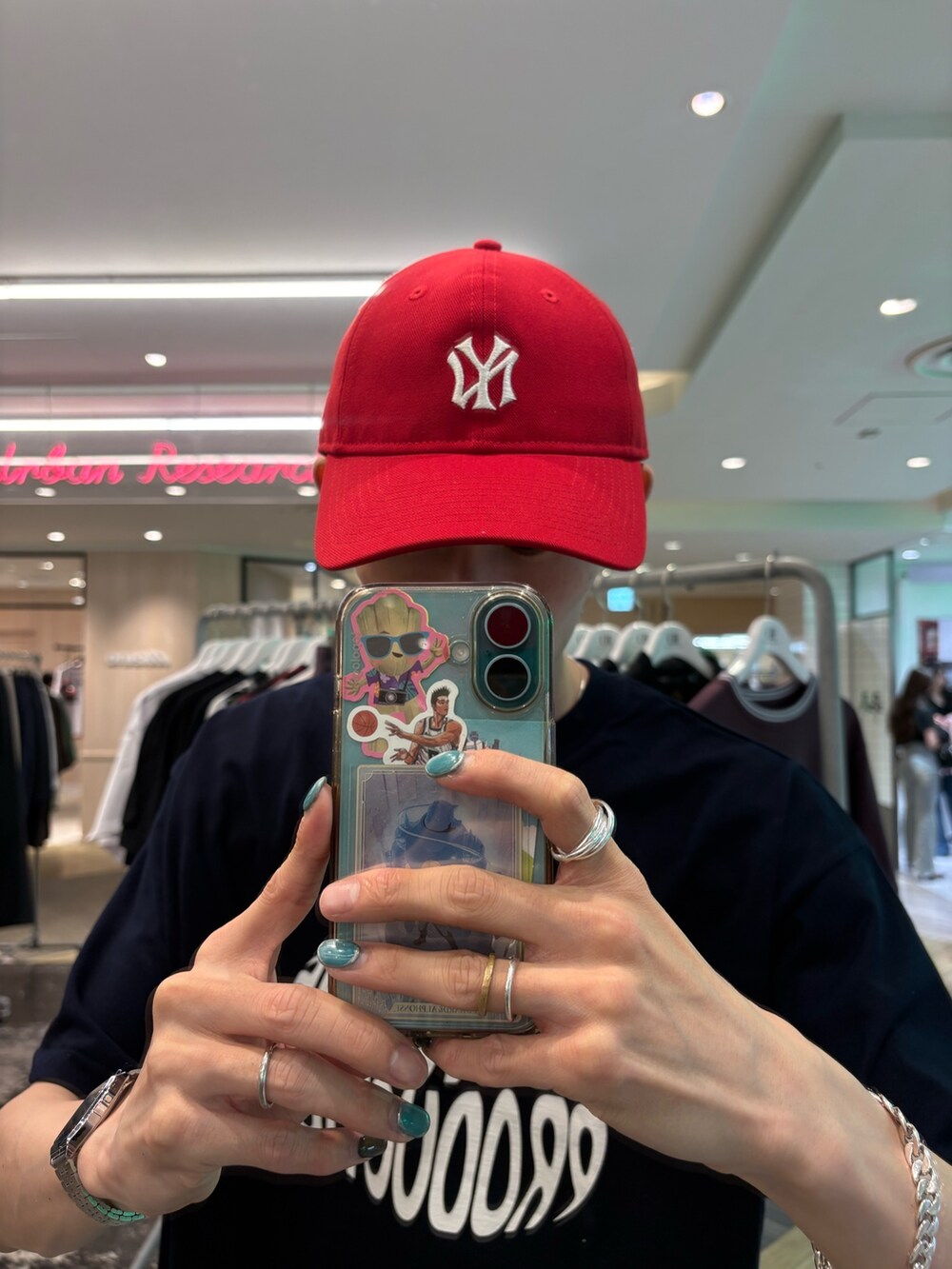 ブルー系のTシャツ/カットソー、ブラウン系のその他パンツ、レッド系のキャップを着用したメンズの夏コーディネートの4枚目の写真