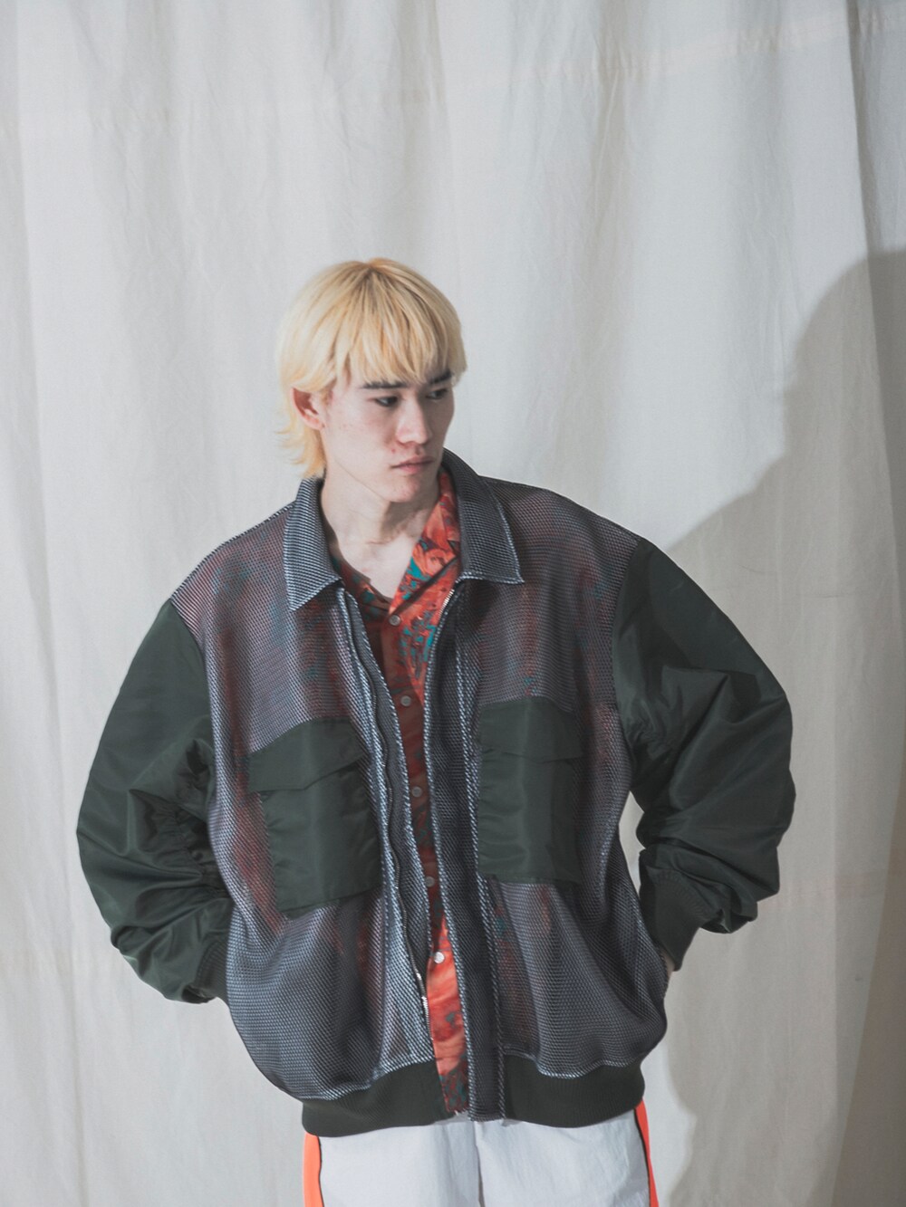 ブラック系のその他パンツ、グレー系のスニーカー、ブルー系のブルゾンを着用したメンズの春コーディネートの3枚目の写真