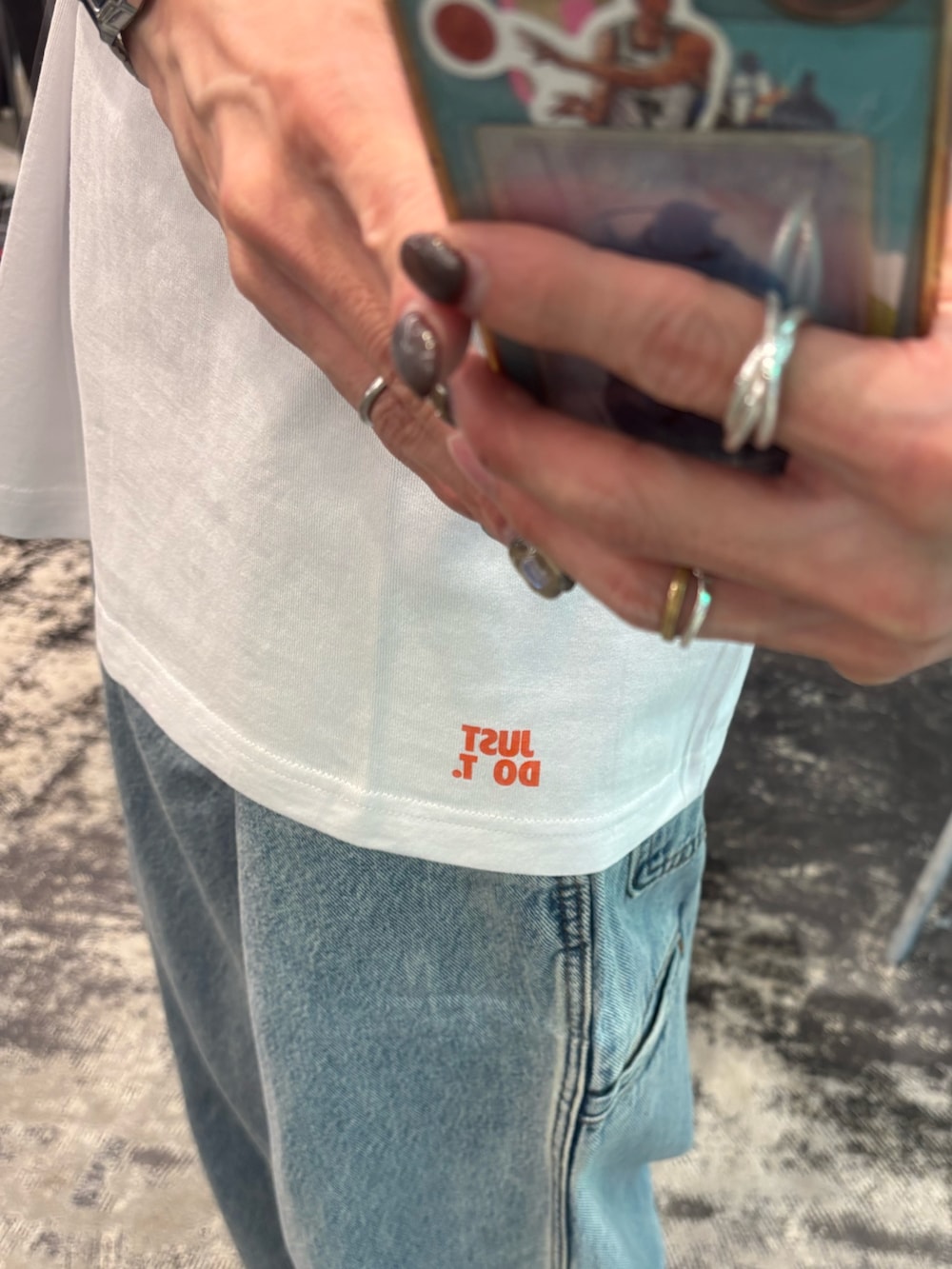 ホワイト系のTシャツ/カットソー、ブラック系のデニムパンツ、ブラック系のキャップを着用したメンズの夏コーディネートの3枚目の写真