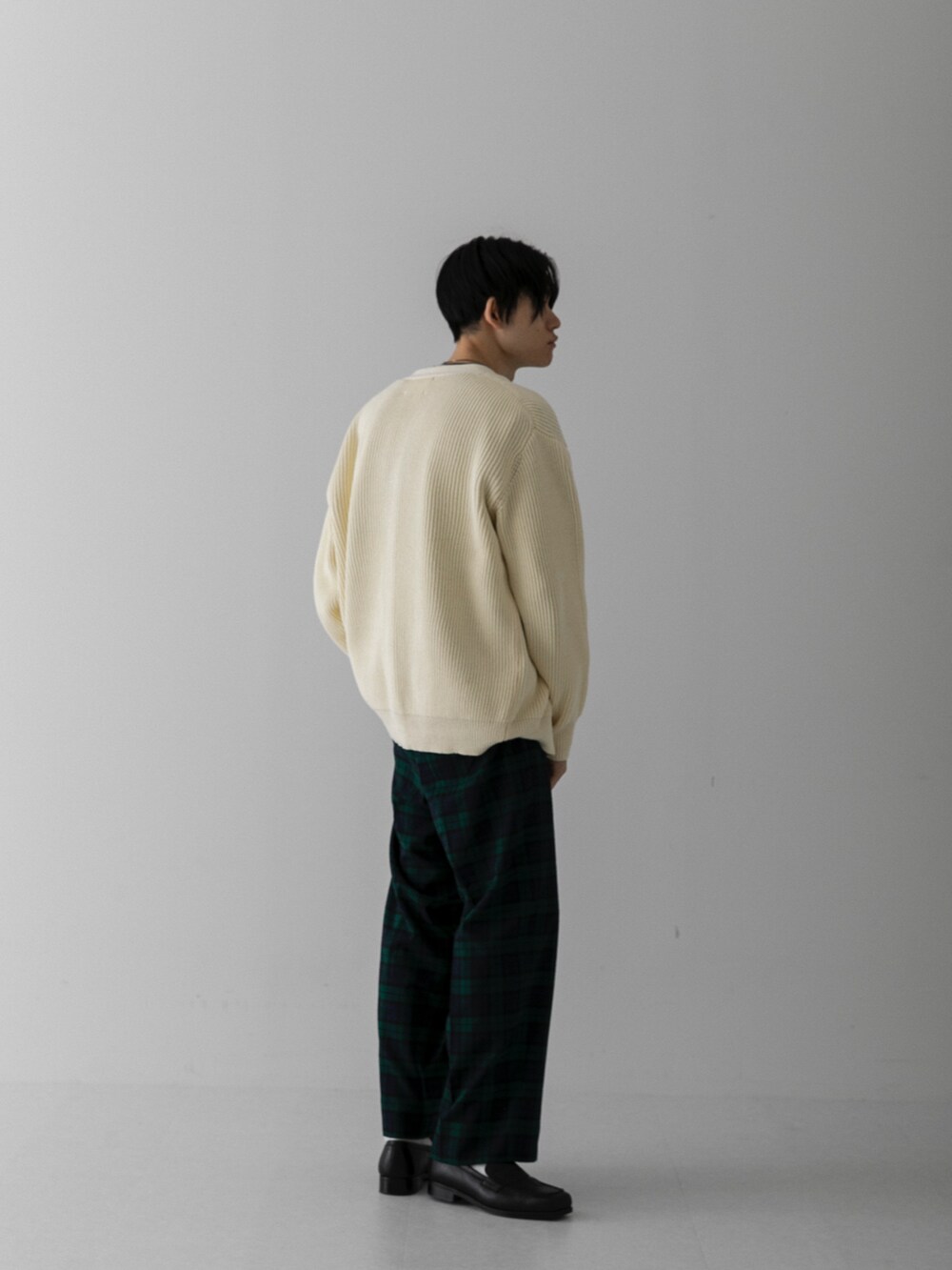 その他のその他パンツ、パープル系のカーディガン/ボレロを着用したメンズの冬コーディネートの2枚目の写真