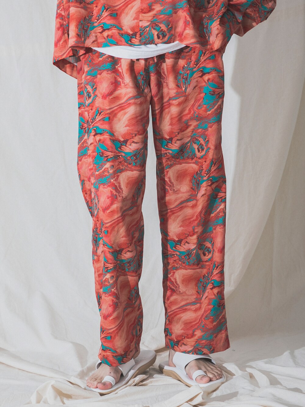 その他のその他パンツ、その他のシャツ/ブラウス、シルバー系のネックレスを着用したメンズの春コーディネートの5枚目の写真