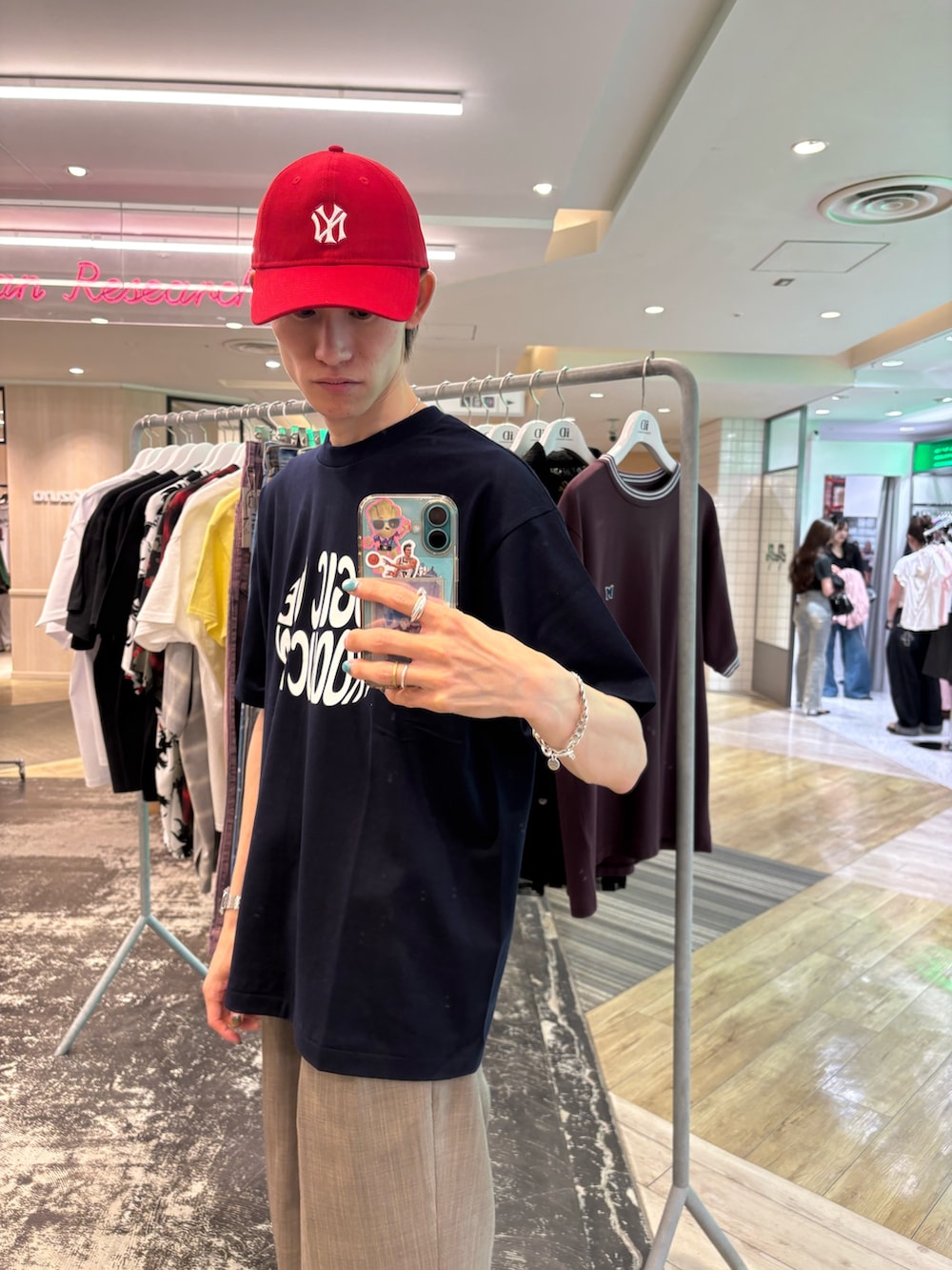 ブルー系のTシャツ/カットソー、ブラウン系のその他パンツ、レッド系のキャップを着用したメンズの夏コーディネートの3枚目の写真