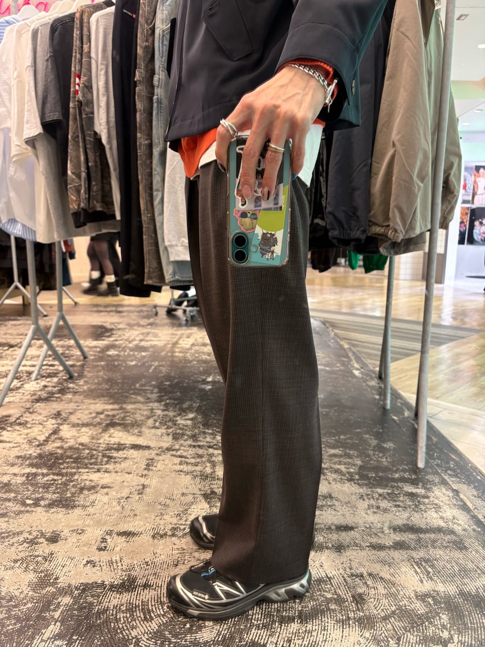 ブルー系のその他アウター、オレンジ系のニット/セーター、ブラウン系のその他パンツを着用したメンズの春コーディネートの3枚目の写真