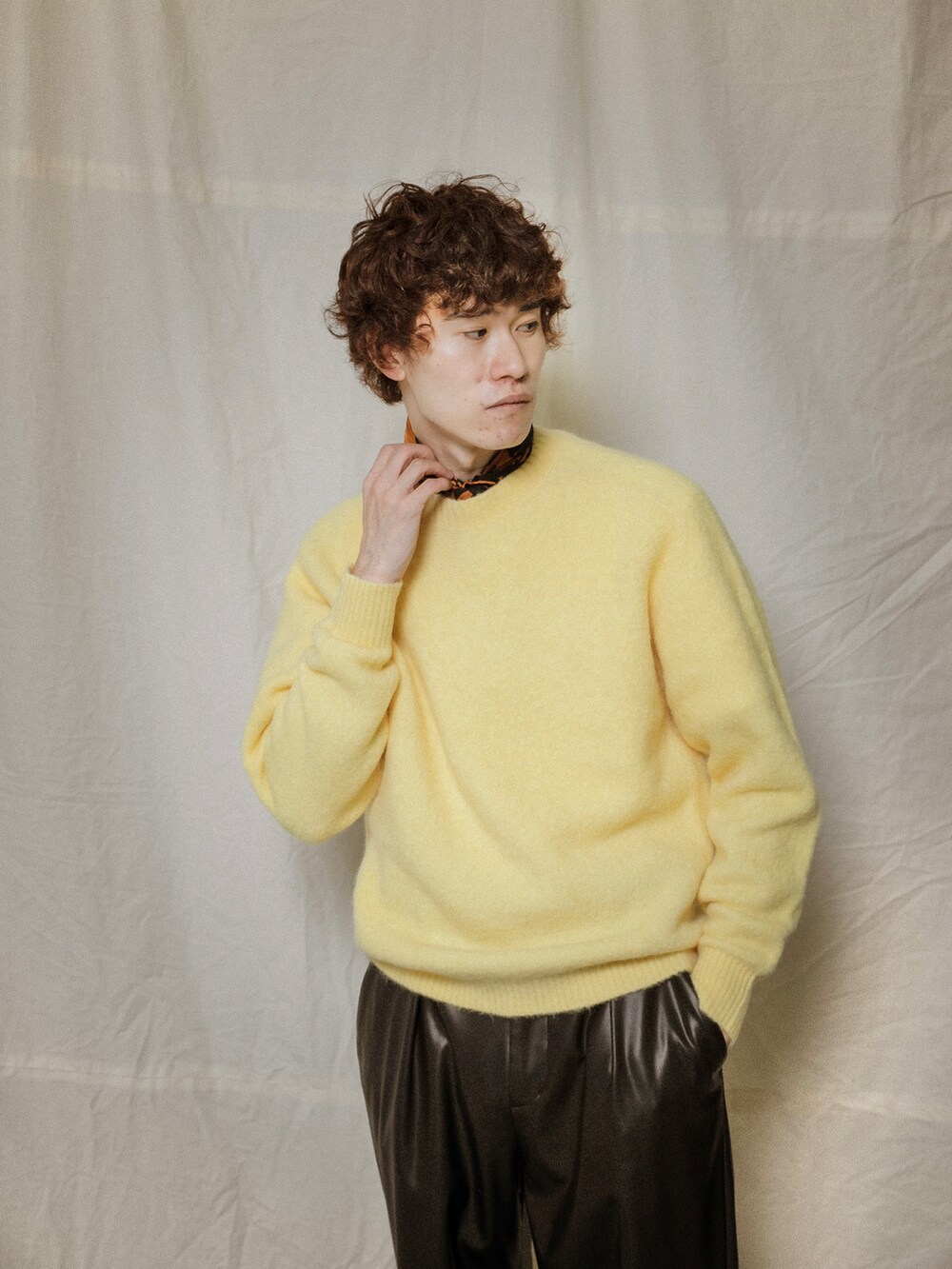 ブラック系のその他パンツ、イエロー系のニット/セーターを着用したメンズの冬コーディネートの2枚目の写真