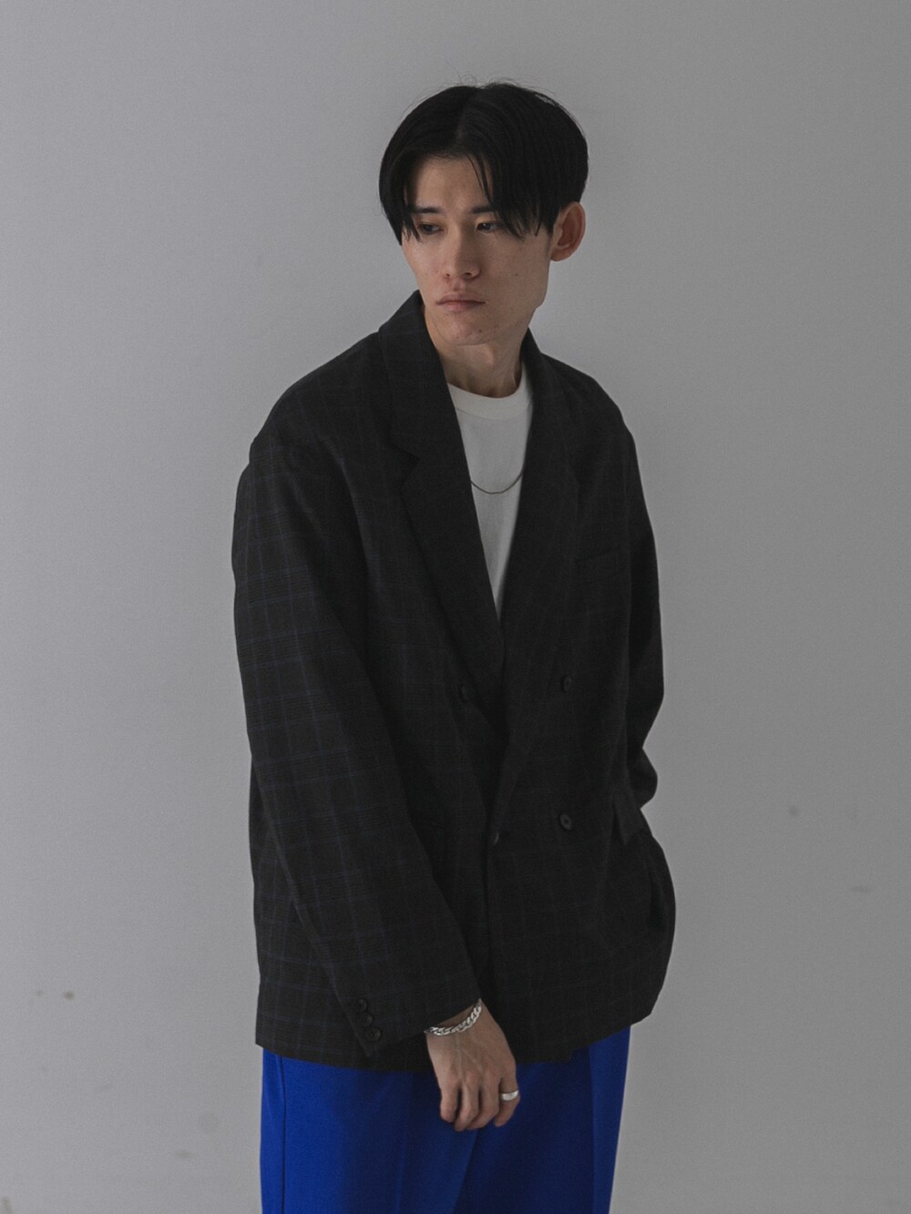 その他のジャケット/アウター、ブルー系のその他パンツ、ブラック系のローファーを着用したメンズの秋コーディネートの2枚目の写真