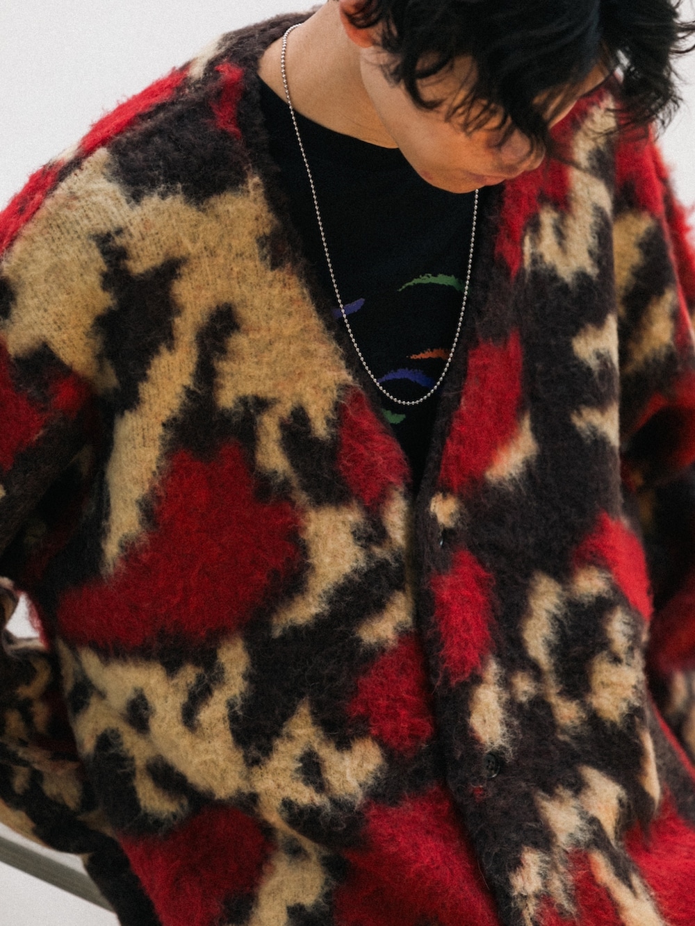グレー系のカーディガン/ボレロ、ブラック系のTシャツ/カットソー、ブルー系のデニムパンツを着用したメンズの秋コーディネートの2枚目の写真