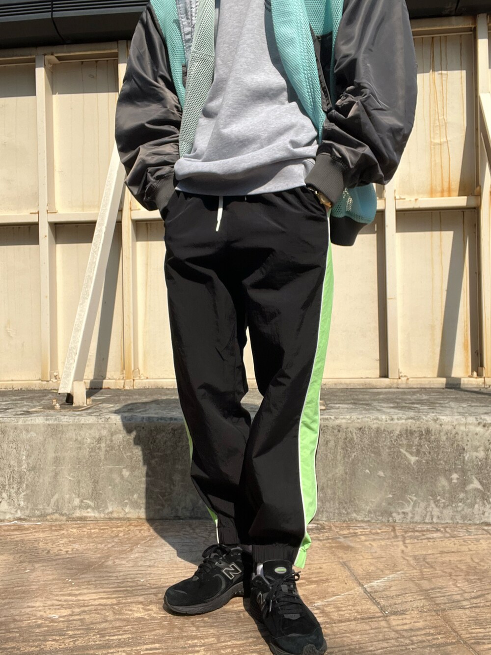 ブラック系のその他パンツ、ブルー系のブルゾン、グレー系のスウェットを着用したメンズの春コーディネートの3枚目の写真