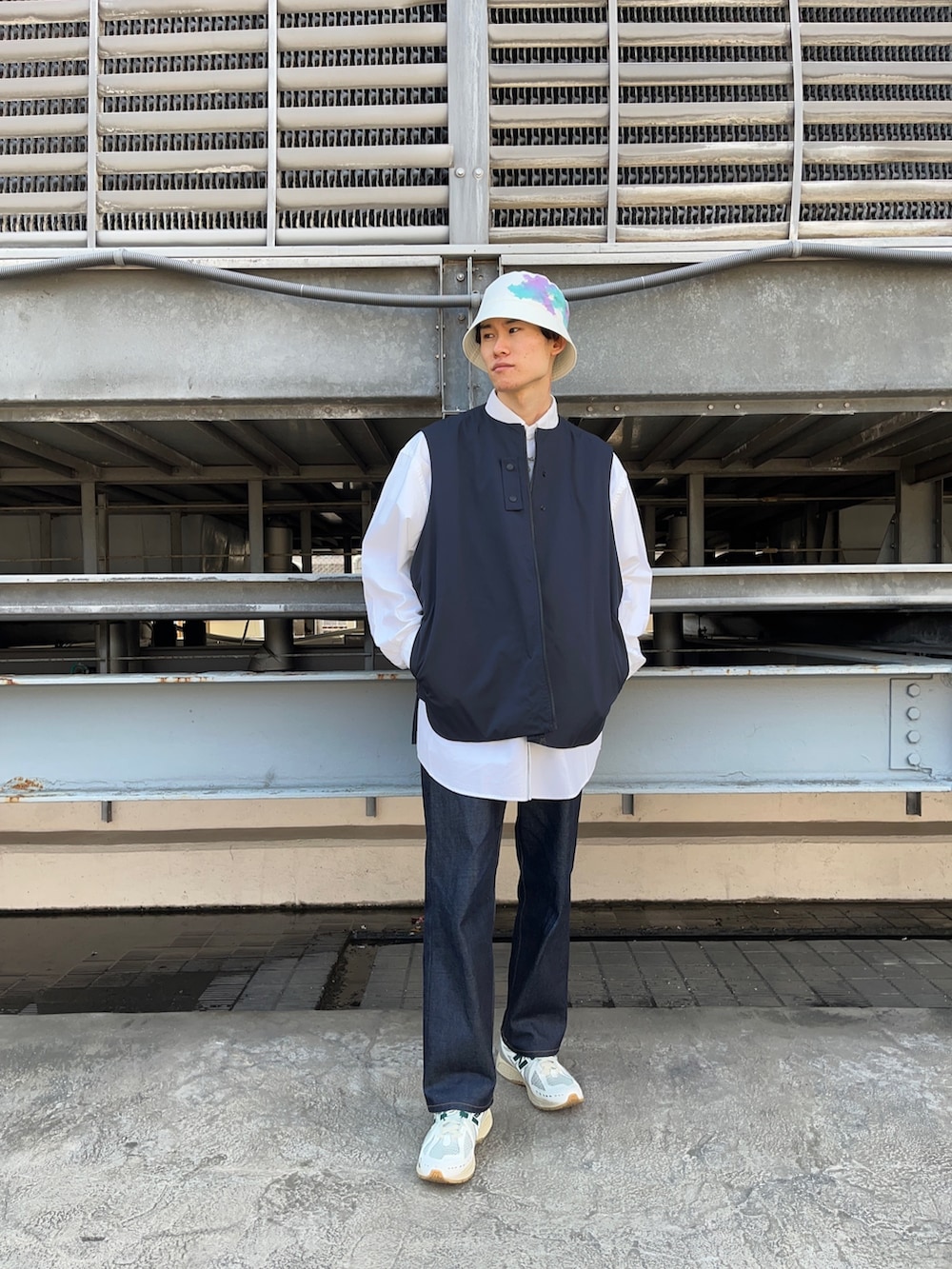 ブルー系のベスト、ホワイト系のシャツ/ブラウス、ブルー系のデニムパンツを着用したメンズの春コーディネートの2枚目の写真