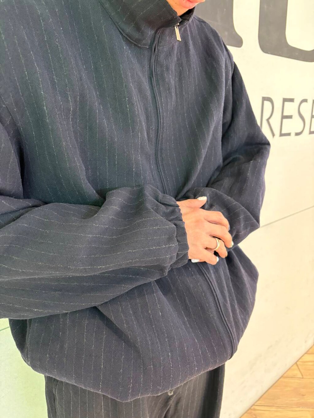 ブルー系のブルゾン、ブルー系のその他パンツを着用したメンズの冬コーディネートの2枚目の写真