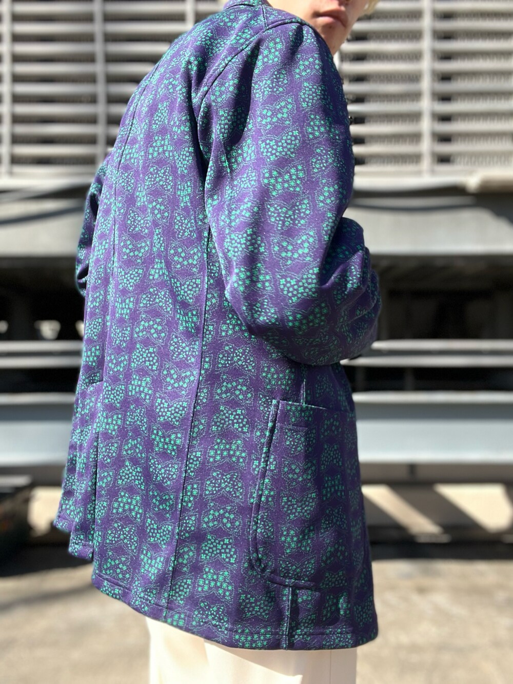 オレンジ系のその他パンツ、グリーン系のカーディガン/ボレロ、パープル系のジャケット/アウターを着用したメンズの冬コーディネートの2枚目の写真