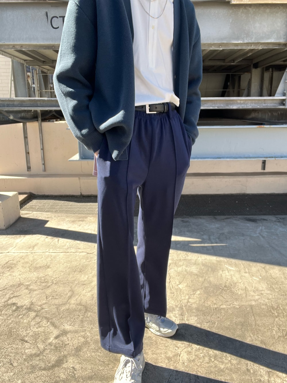 グリーン系のその他パンツ、ホワイト系のTシャツ/カットソー、グレー系のカーディガン/ボレロを着用したメンズの冬コーディネートの4枚目の写真