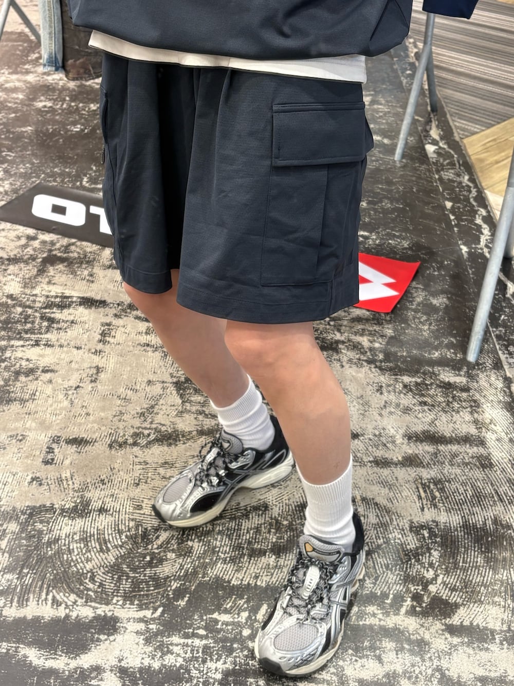ブルー系のその他パンツ、シルバー系のスニーカー、ブルー系のTシャツ/カットソーを着用したメンズの春コーディネートの4枚目の写真
