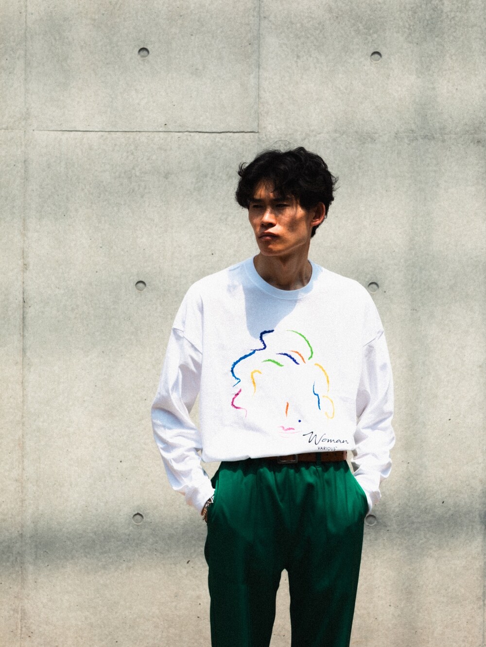 ブラック系のTシャツ/カットソー、グリーン系のその他パンツ、グレー系のスニーカーを着用したメンズの夏コーディネートの2枚目の写真