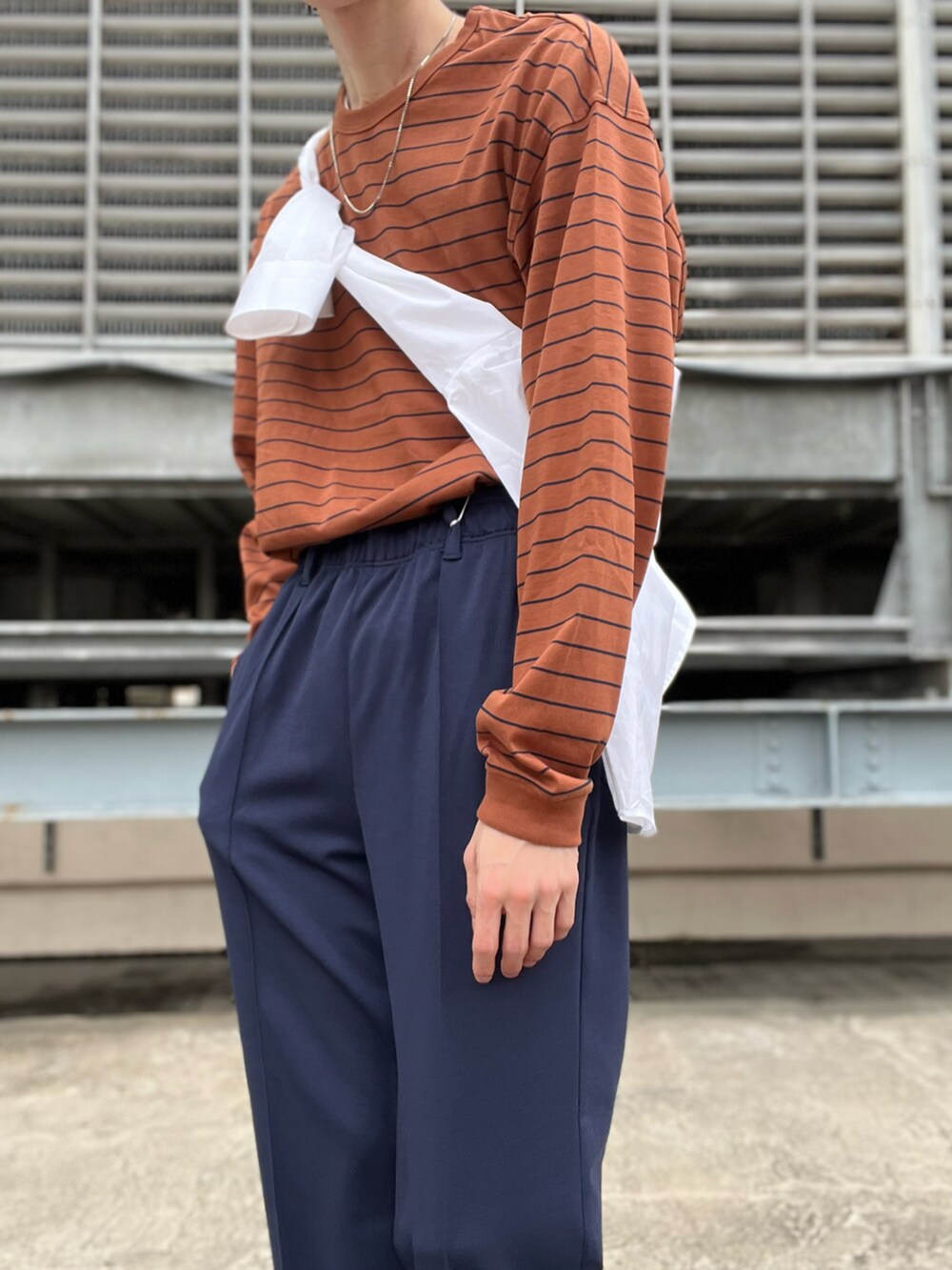 ブルー系のその他パンツ、ブラック系のローファー、ブラウン系のTシャツ/カットソーを着用したメンズの夏コーディネートの3枚目の写真