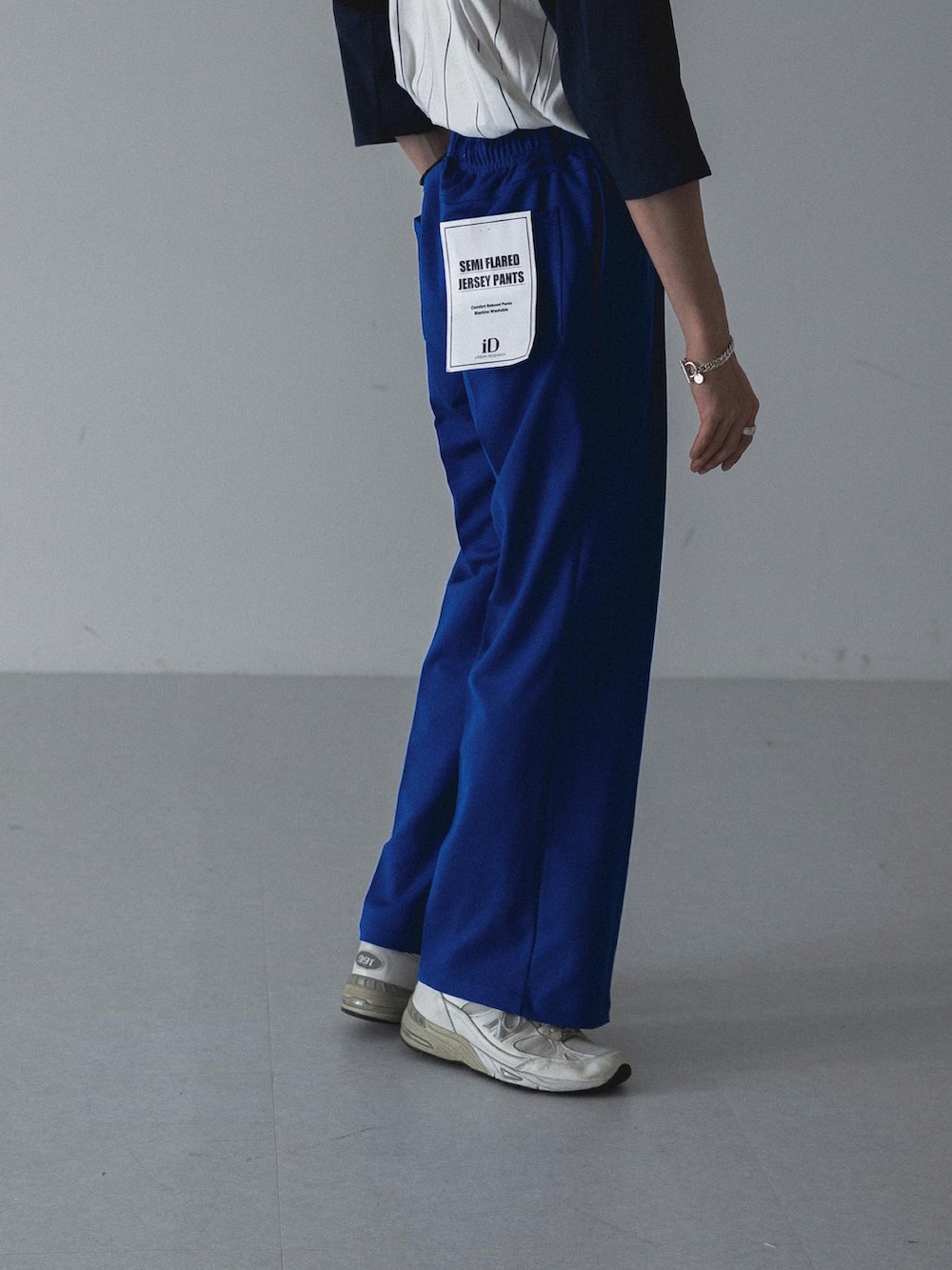 グレー系のその他パンツ、ゴールド系のカーディガン/ボレロを着用したメンズの夏コーディネートの2枚目の写真