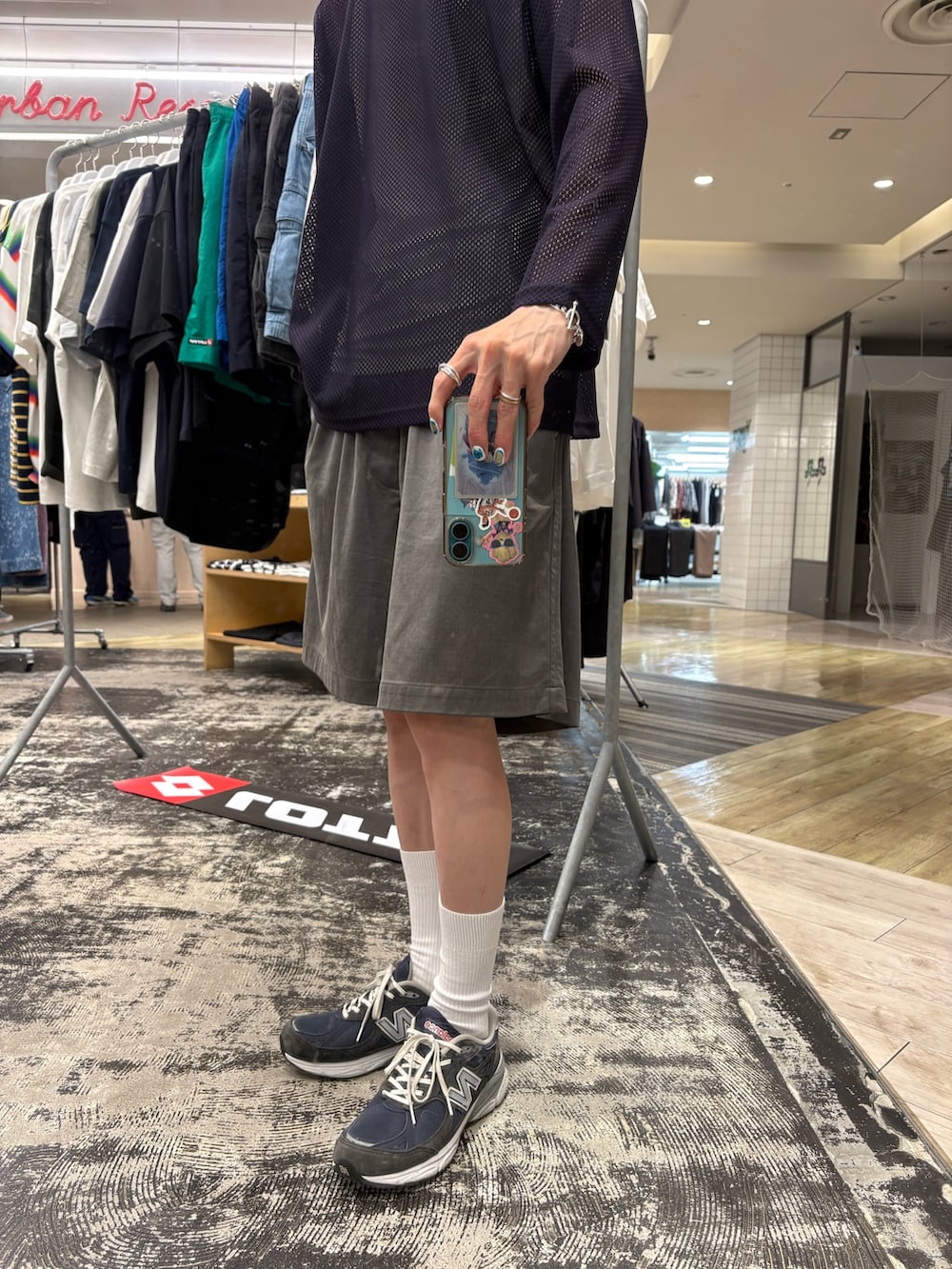 パープル系のTシャツ/カットソー、グリーン系のその他パンツ、ブラック系のキャップを着用したメンズの夏コーディネートの3枚目の写真