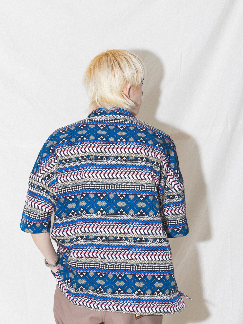 ブルー系のシャツ/ブラウス、ベージュ系のその他パンツ、ホワイト系のサンダルを着用したメンズの春コーディネートの3枚目の写真