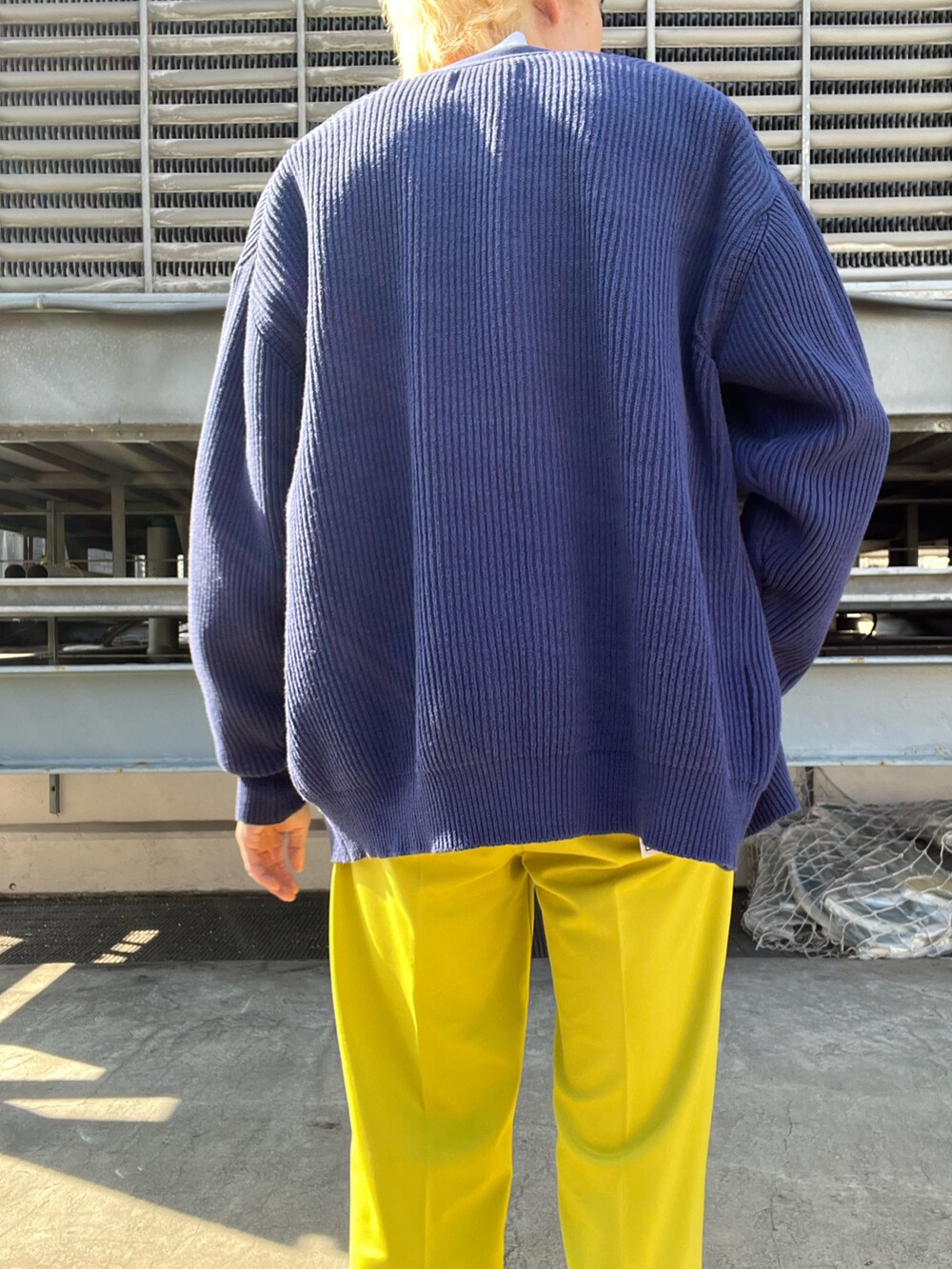 グリーン系のその他パンツ、ホワイト系のスウェット、ブルー系のカーディガン/ボレロを着用したメンズの冬コーディネートの4枚目の写真