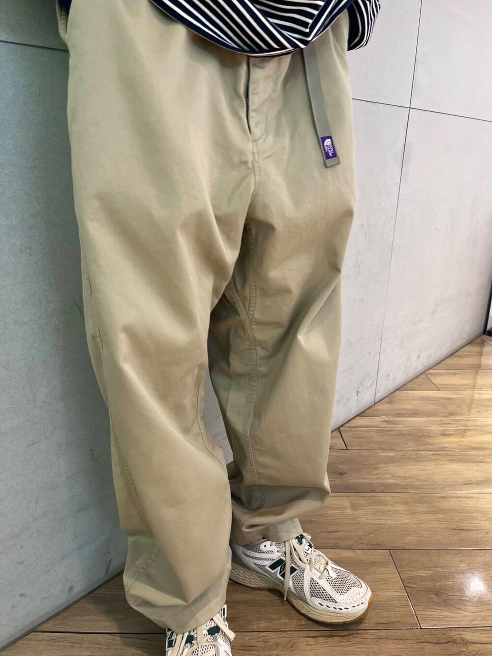 その他のTシャツ/カットソー、ベージュ系のチノパンツ、オレンジ系のキャップを着用したメンズの秋コーディネートの3枚目の写真