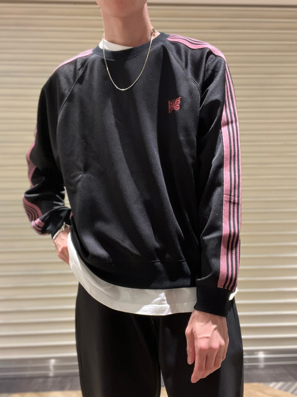 ブラック系のデニムパンツ、ブラック系のシャツ/ブラウス、ブラック系のローファーを着用したメンズの夏コーディネートの2枚目の写真