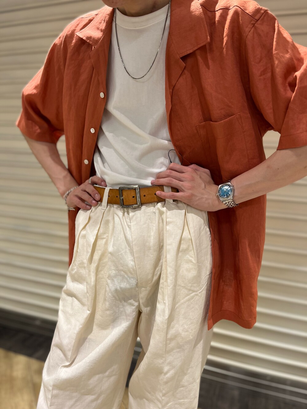 ホワイト系のその他パンツ、ホワイト系のサンダル、オレンジ系のシャツ/ブラウスを着用したメンズの夏コーディネートの2枚目の写真