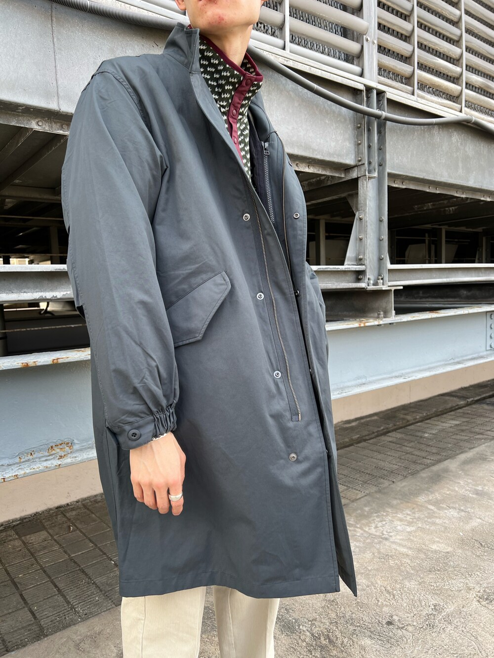 ホワイト系のその他パンツ、グリーン系のスニーカー、グレー系のモッズコートを着用したメンズの秋コーディネートの2枚目の写真