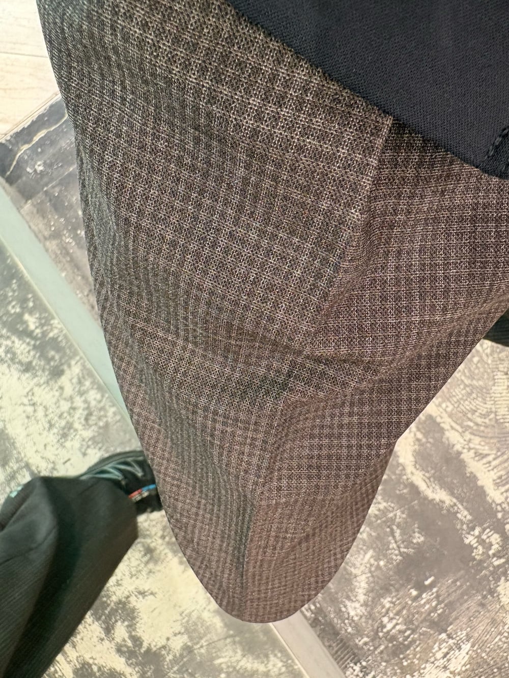 ブルー系のその他アウター、オレンジ系のニット/セーター、ブラウン系のその他パンツを着用したメンズの春コーディネートの4枚目の写真