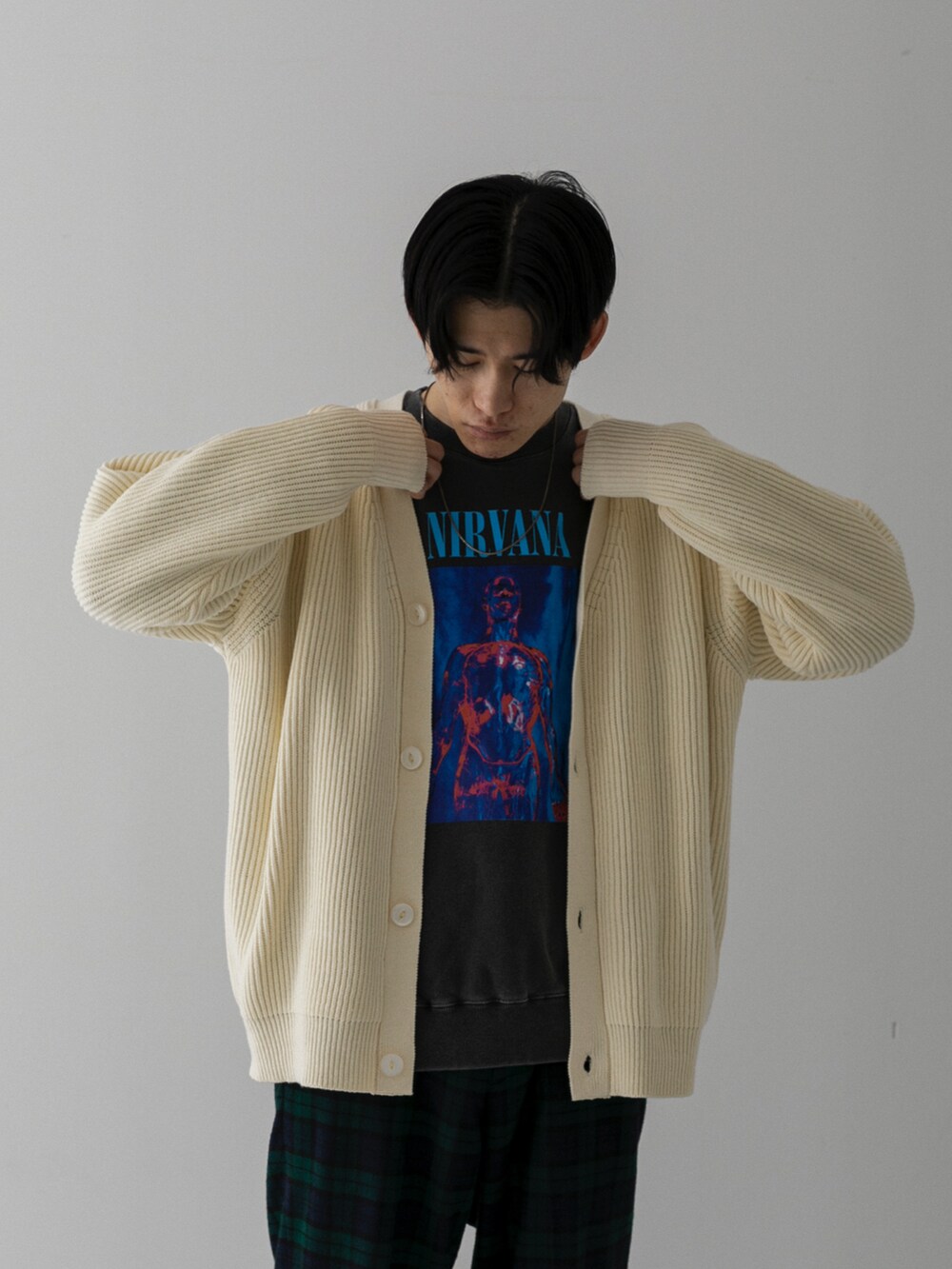 その他のその他パンツ、パープル系のカーディガン/ボレロを着用したメンズの冬コーディネートの3枚目の写真