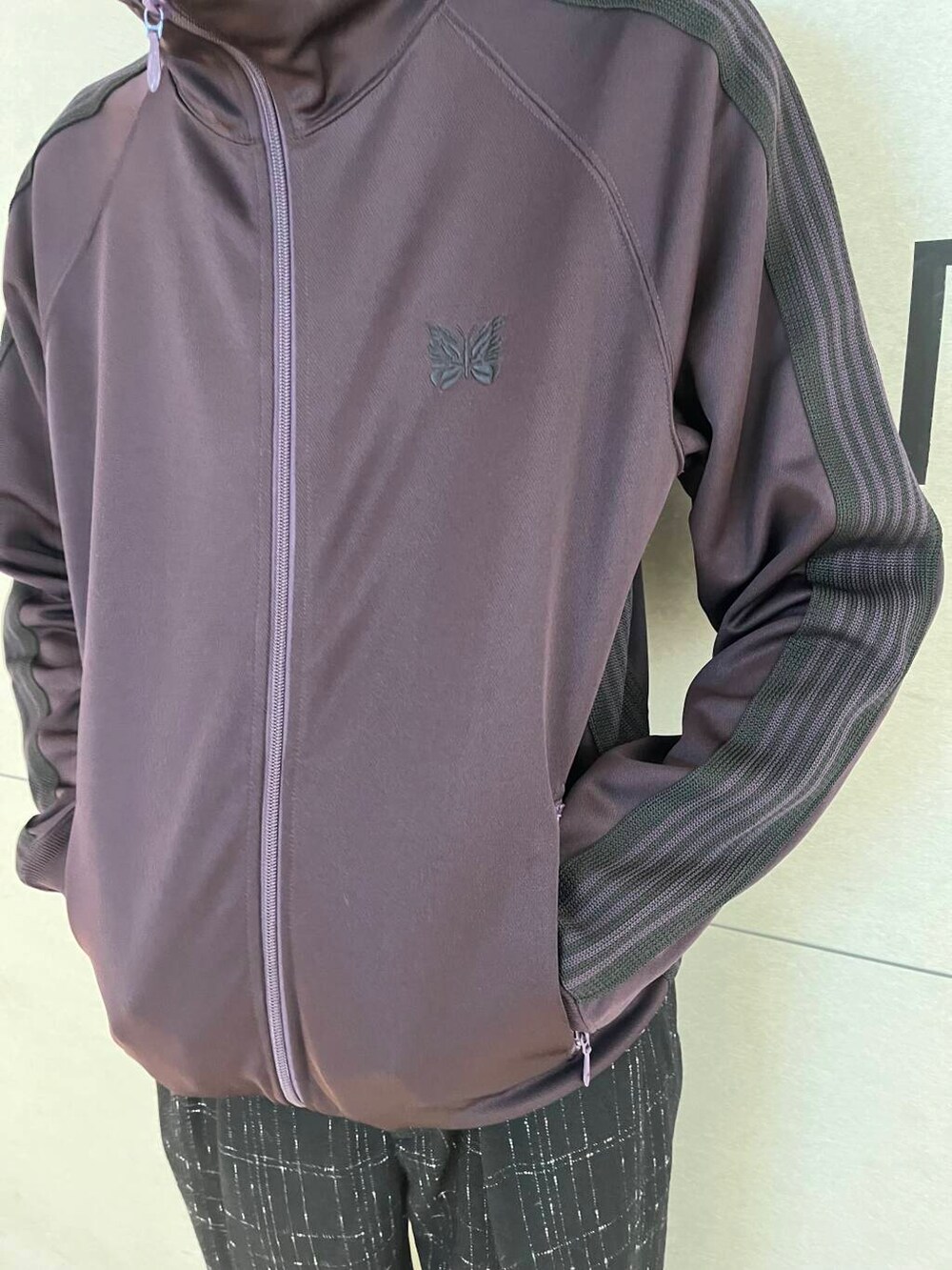 ブラック系のスニーカーを着用したメンズの秋コーディネートの2枚目の写真