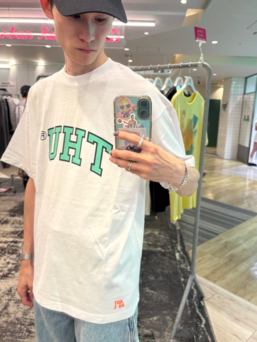 ホワイト系のTシャツ/カットソー、ブラック系のデニムパンツ、ブラック系のキャップを着用したメンズの夏コーディネートの2枚目の写真