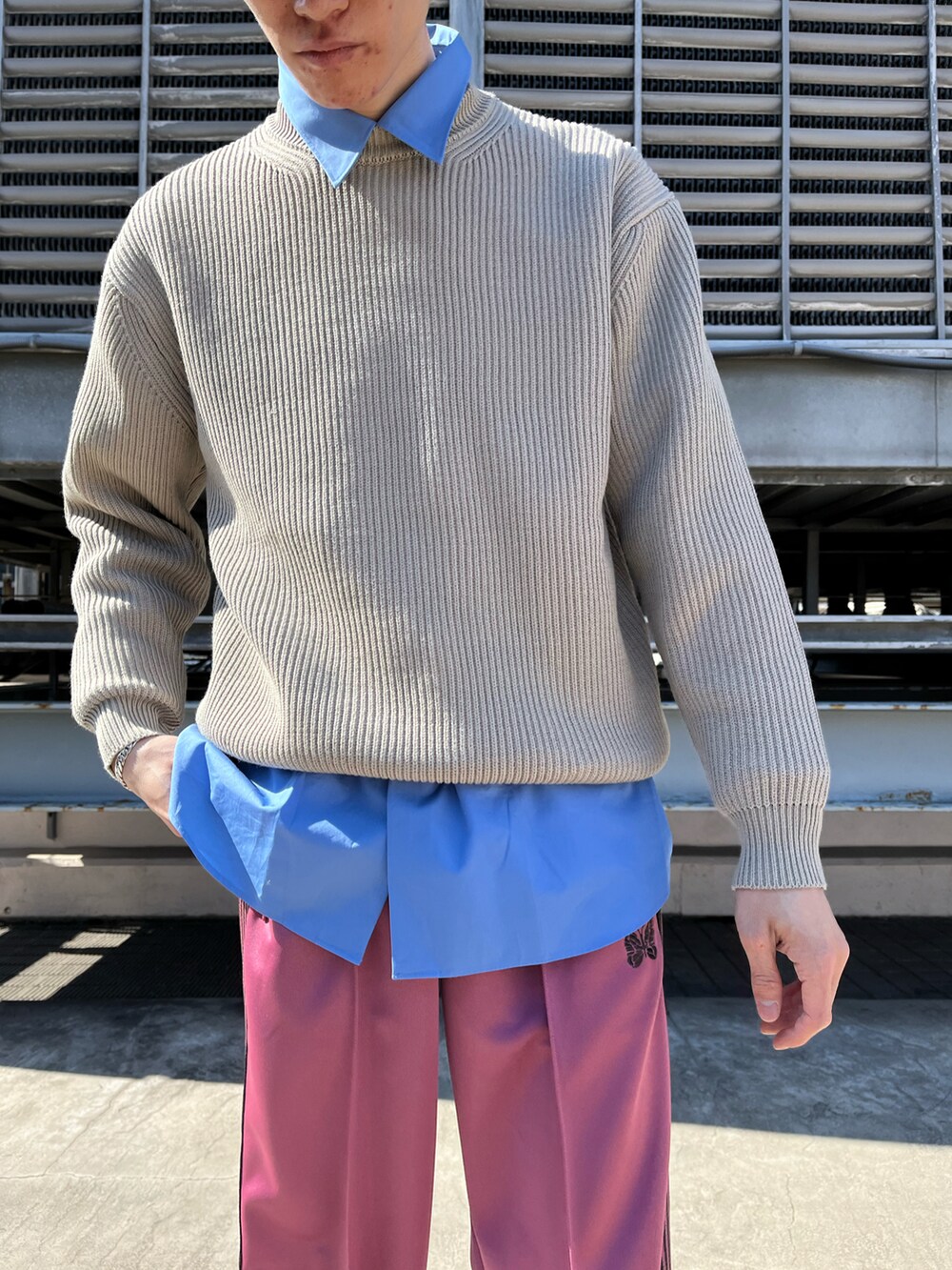 ピンク系のその他パンツ、ベージュ系のニット/セーター、ブルー系のシャツ/ブラウスを着用したメンズの冬コーディネートの2枚目の写真