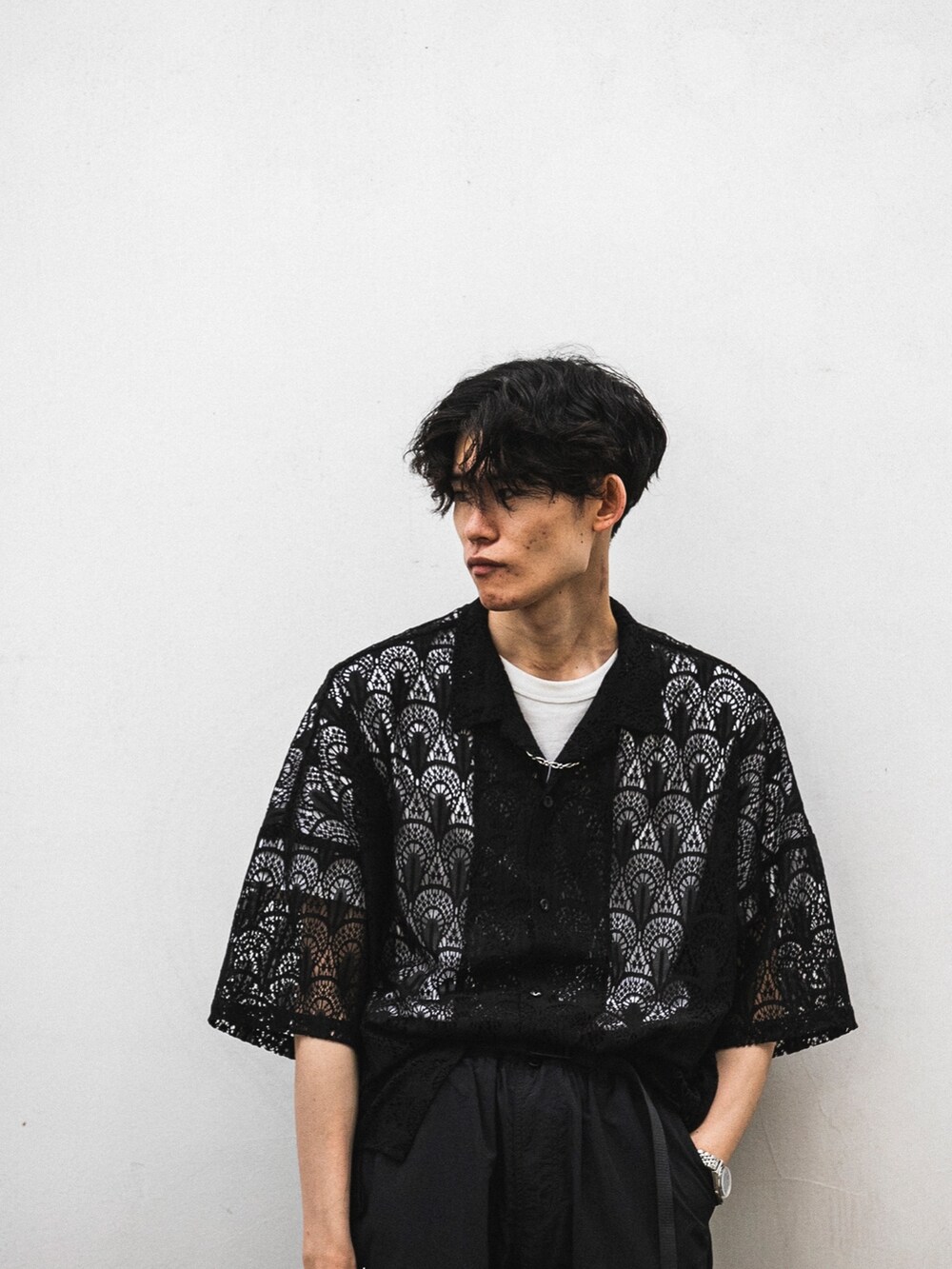 ブラック系のシャツ/ブラウス、シルバー系のブレスレットを着用したメンズの春コーディネートの2枚目の写真